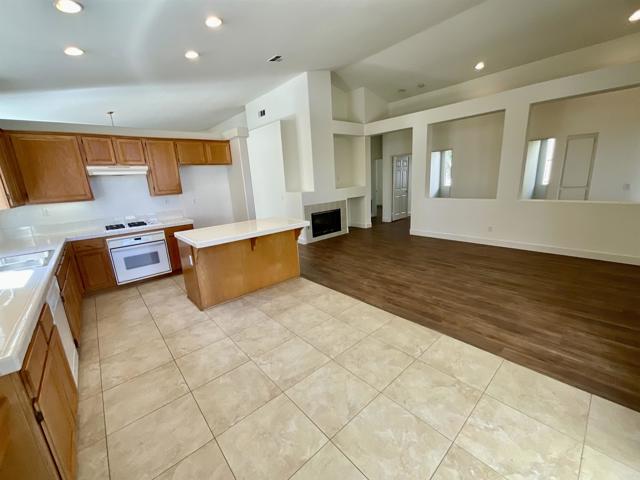 7860 Paseo Tulipero, Carlsbad CA: https://media.crmls.org/mediaz/dfc89f22-17b0-4ffb-94b2-6a6418f3f6ff.jpg