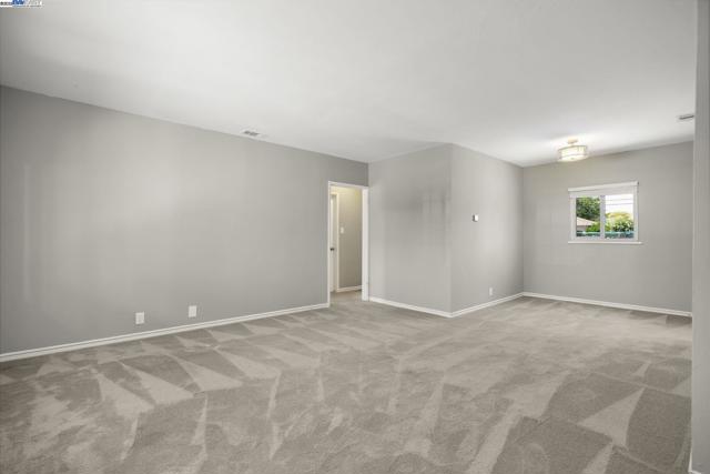 456 Custer Rd, Hayward CA: https://media.crmls.org/mediaz/dfc91467-1ae1-4555-b3aa-03e009f9424b.jpg