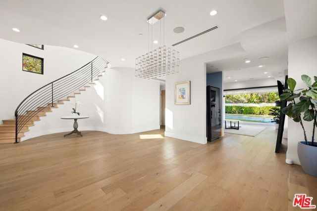 2012 Veteran Avenue, Los Angeles CA: https://media.crmls.org/mediaz/dfca33fc-f0be-4595-b20d-284286fba8eb.jpg