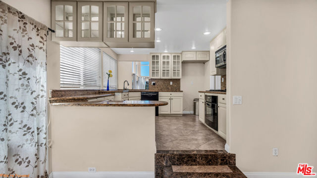 16661 Carousel Lane, Huntington Beach CA: https://media.crmls.org/mediaz/dfcb99fc-acea-4705-ac07-f60af85c9993.jpg