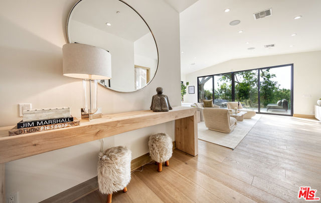 9153 Janice Place, Beverly Hills CA: https://media.crmls.org/mediaz/dfcbd2d7-333f-4aab-905b-848793ad404a.jpg