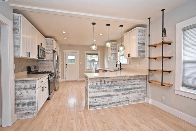 5706 Brookdale Ave, Oakland CA: https://media.crmls.org/mediaz/dfcc0585-ae95-4e79-83c3-27efc182581f.jpg