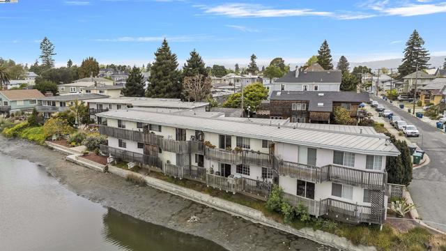 863 Walnut Street, Alameda CA: https://media.crmls.org/mediaz/dfcd3a80-610b-45ae-a747-039bc4c1a0c6.jpg