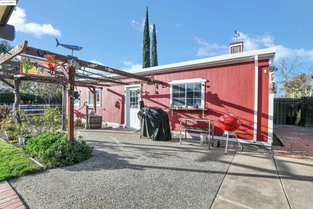 3215 Ohara Ave, Brentwood CA: https://media.crmls.org/mediaz/dfcdeff7-7a81-4e67-a5a3-3933a82f1338.jpg