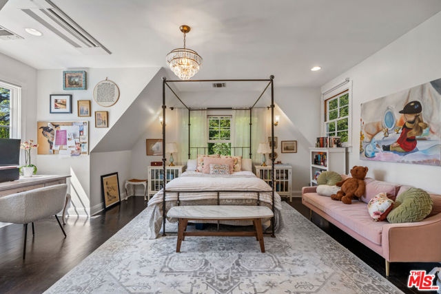 233 S Saltair Avenue, Los Angeles CA: https://media.crmls.org/mediaz/dfcee992-747e-4690-97a6-94000124b088.jpg