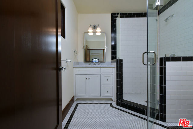 4352 Forman Avenue, Toluca Lake CA: https://media.crmls.org/mediaz/dfcf4f37-b7e1-487c-b2c1-9788a291976e.jpg