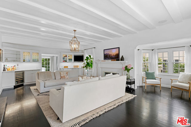 10736 Le Conte Avenue, Los Angeles CA: https://media.crmls.org/mediaz/dfcf701b-b69e-4dbc-b102-42be5a37dbbd.jpg