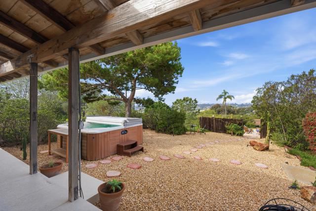 1047 Highland Dr, Del Mar CA: https://media.crmls.org/mediaz/dfcfaae6-4db9-4221-a25f-3729376e0c12.jpg