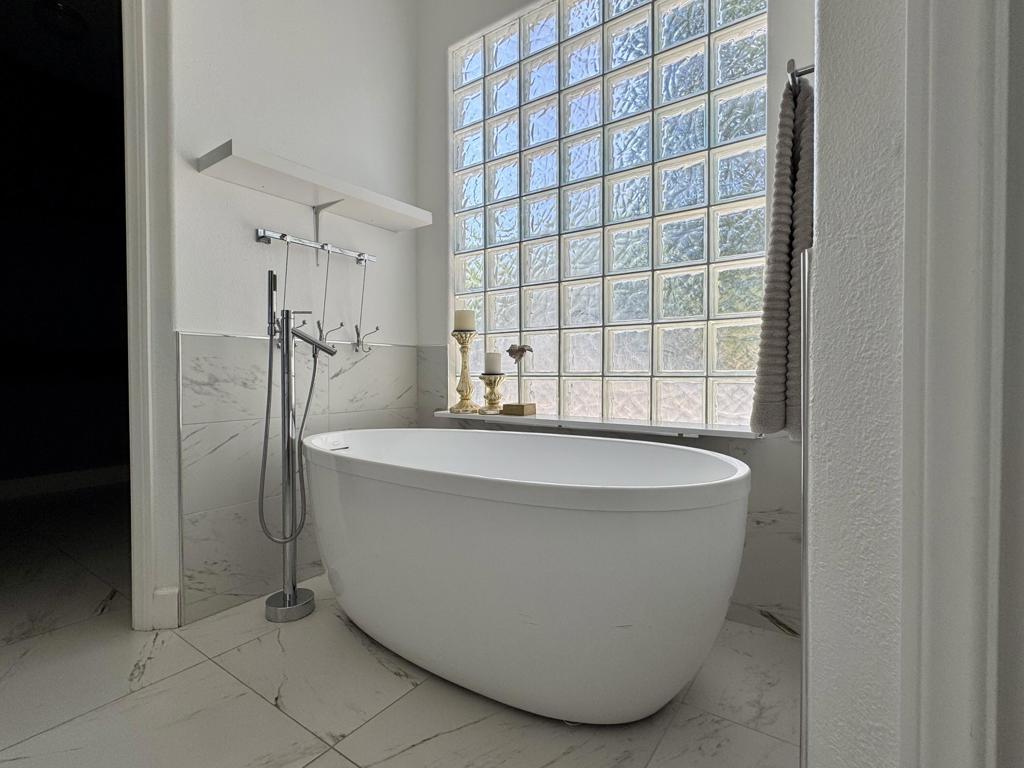 https://media.crmls.org/mediaz/dfd0d4c5-0de7-4efb-b817-415e27468558.jpg?preset=X-Large