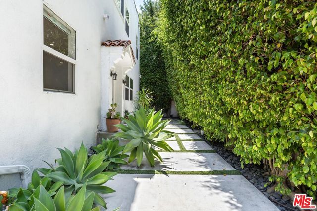 7614 Willoughby Avenue, West Hollywood CA: https://media.crmls.org/mediaz/dfd169eb-6b8c-4ee6-a337-97cb8a7330c6.jpg