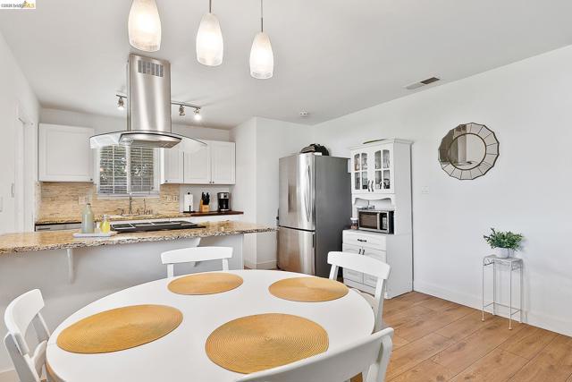 4855 Edgewood Ct, Oakley CA: https://media.crmls.org/mediaz/dfd196b8-ca62-4a96-a4a6-d66cfeb556e7.jpg