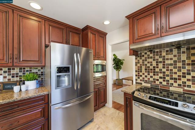 2172 La Salle Dr, Walnut Creek CA: https://media.crmls.org/mediaz/dfd3a4d4-2e31-4820-8000-0400e215e43e.jpg
