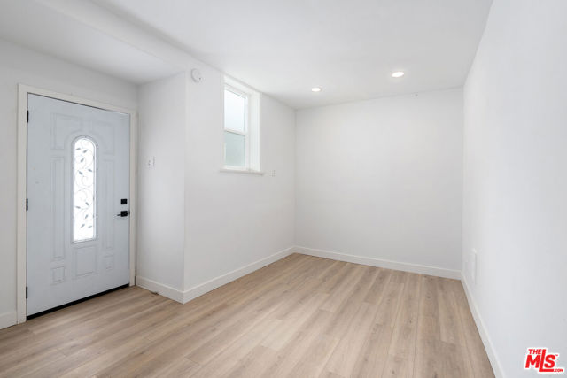 19555 Oxnard Street, Tarzana CA: https://media.crmls.org/mediaz/dfd53dcc-72e7-42b6-be18-5549bbacb233.jpg