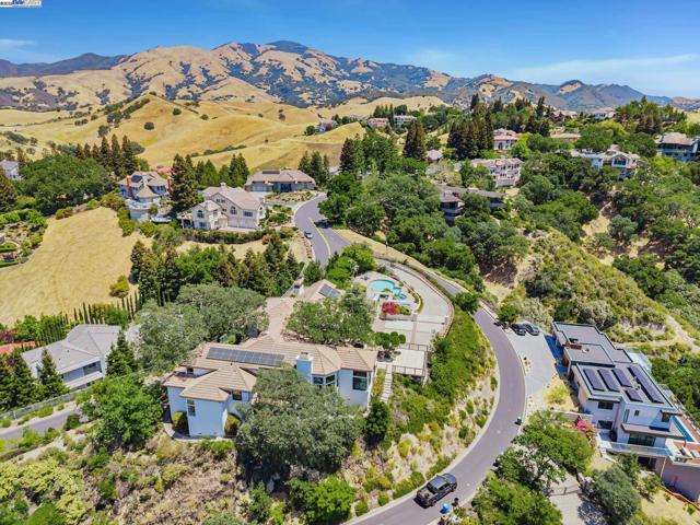 530 Oakshire Pl, Alamo CA: https://media.crmls.org/mediaz/dfd604b3-e445-4171-abc3-505b362b9fca.jpg
