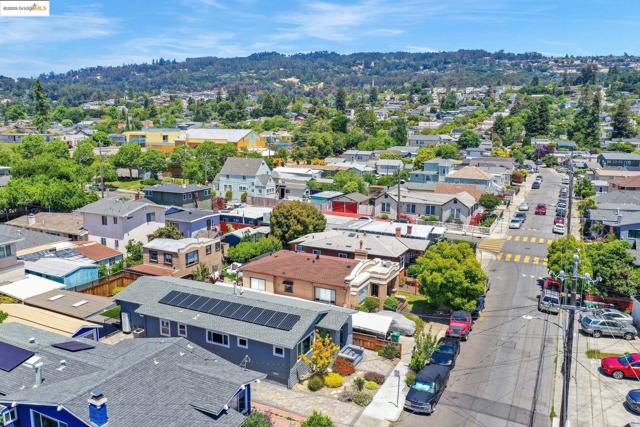 3671 38th Ave, Oakland CA: https://media.crmls.org/mediaz/dfd7532c-00d8-4162-9bb9-e9d00e685a18.jpg