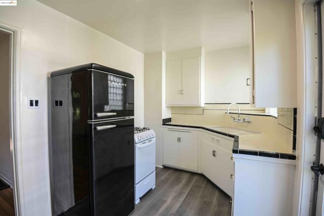 2218 Parker St, Berkeley CA: https://media.crmls.org/mediaz/dfd7ea37-5236-426a-9fb9-a7106d9b2f4b.jpg