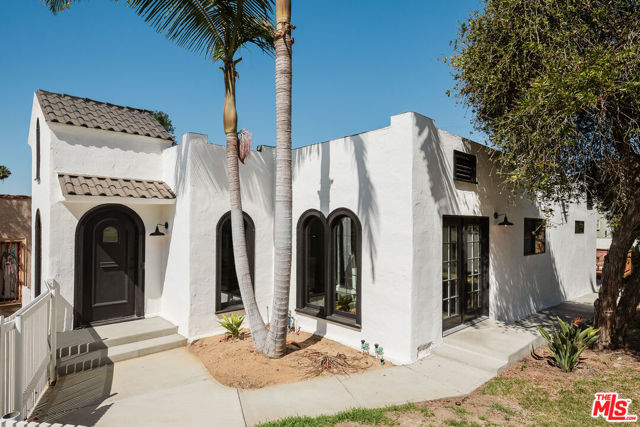 2353 Lucerne Avenue, Los Angeles CA: https://media.crmls.org/mediaz/dfd81637-7c94-4cd3-81eb-48f887d69e39.jpg