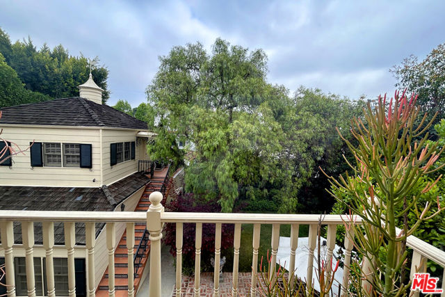 612 N Alta Drive, Beverly Hills CA: https://media.crmls.org/mediaz/dfd9016d-5824-48d4-b955-9d0d3a69b52a.jpg