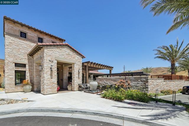 2909 Tulare Hills Dr, Dublin CA: https://media.crmls.org/mediaz/dfd96a9e-7e10-4ab6-8cb2-2f24e4d3fd49.jpg