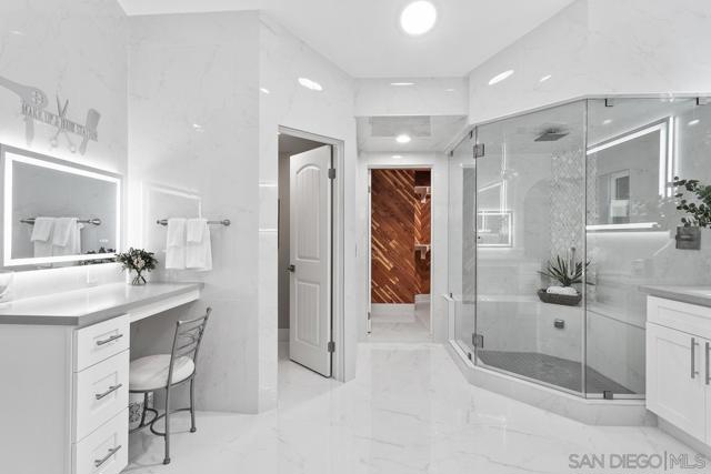 4716 S Mission Rd, Fallbrook CA: https://media.crmls.org/mediaz/dfd98ba8-8564-4a9b-82ff-e1cbb042b342.jpg
