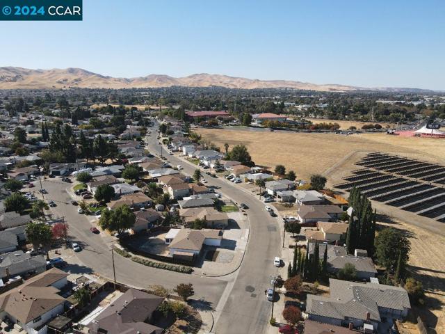 4304 Belle Dr, Antioch CA: https://media.crmls.org/mediaz/dfda1d71-dfdf-4aba-8c7c-02485e16472b.jpg