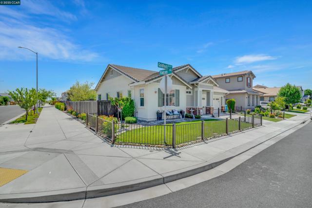 901 Goldfinch Cir, Vacaville CA: https://media.crmls.org/mediaz/dfdb499a-1de9-47bf-8e72-3363f41d7f1a.jpg