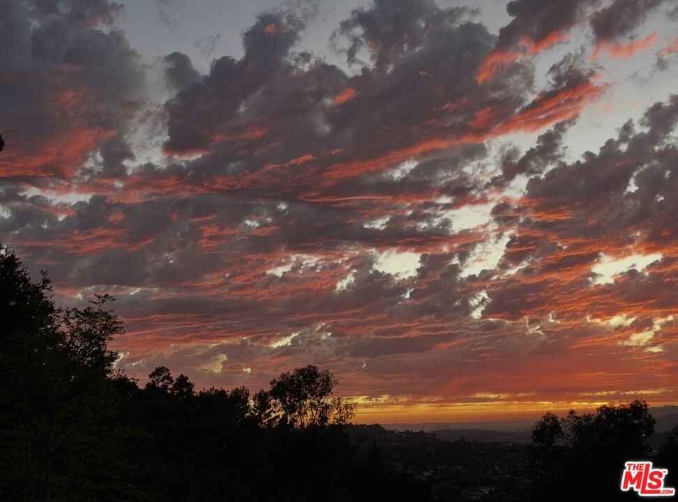 https://media.crmls.org/mediaz/dfdbcd10-c2da-43a3-a907-8a25a0a1805f.jpg?preset=X-Large