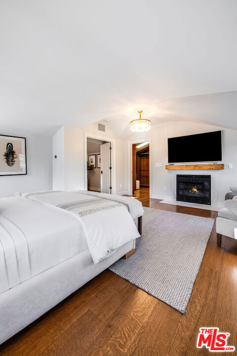 10445 Valley Spring Lane, Toluca Lake CA: https://media.crmls.org/mediaz/dfdbe182-9720-42fc-8d0e-beb76168de9f.jpg