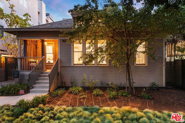 1012 2nd Street, Santa Monica CA: https://media.crmls.org/mediaz/dfdc0198-3b86-4aaa-96a3-0237d4f1a6a2.jpg