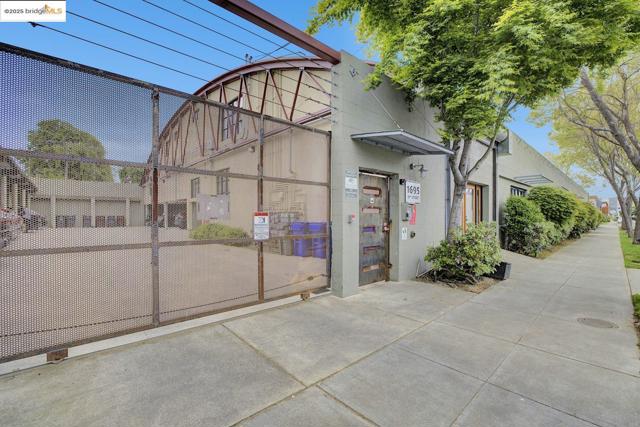 1695 15Th St, Oakland CA: https://media.crmls.org/mediaz/dfdcec61-af44-426e-8b81-910c1424dc79.jpg