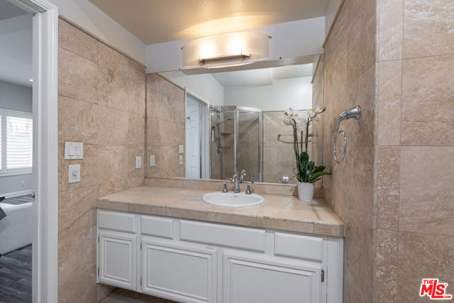 14919 Dickens Street, Sherman Oaks CA: https://media.crmls.org/mediaz/dfdd2fb3-027a-47b3-b87e-d49393ee35d3.jpg