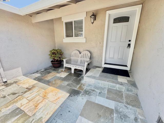 34288 Torrington Pl, Fremont CA: https://media.crmls.org/mediaz/dfdd51c2-74e6-4ff5-9a8c-2ab2a6a831a6.jpg