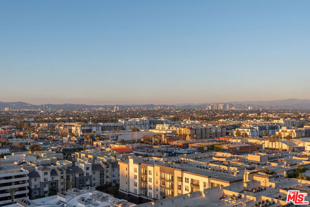 13700 Marina Pointe Drive, Marina del Rey CA: https://media.crmls.org/mediaz/dfde2a79-edcb-4e80-b4e1-3cc06a6844ae.jpg