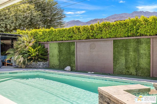547 N Sunrise Way, Palm Springs CA: https://media.crmls.org/mediaz/dfdf0f63-dc81-4498-9994-10b4aee1f3ae.jpg