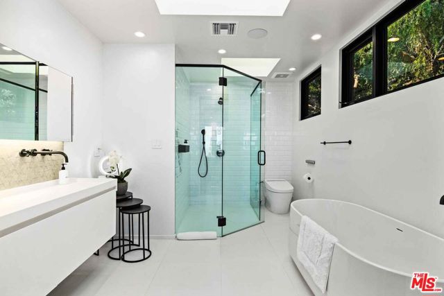 27120 Sea Vista Drive, Malibu CA: https://media.crmls.org/mediaz/dfdf769a-f942-49c7-b945-15b799ebba08.jpg