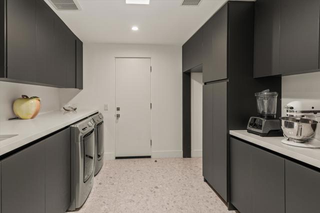 2290 S Yosemite Drive, Palm Springs CA: https://media.crmls.org/mediaz/dfdf91d8-d459-4029-b74a-e47d06a9be3e.jpg