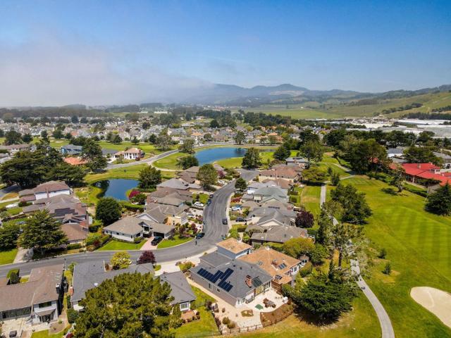 431 Burning Tree Court, Half Moon Bay CA: https://media.crmls.org/mediaz/dfdf9640-f3ec-467c-a29b-21bc1ae2c458.jpg