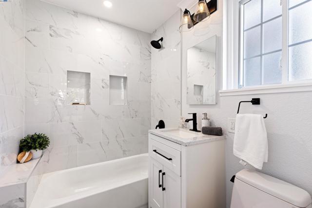 1692 Maryland St, Redwood City CA: https://media.crmls.org/mediaz/dfe082e3-c807-40db-b59f-e0e519bccb6a.jpg
