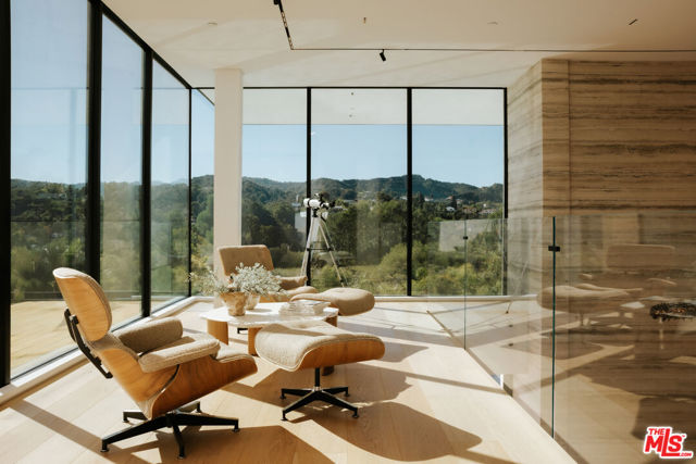 16187 Royal Oak Road, Encino CA: https://media.crmls.org/mediaz/dfe0c256-00fd-4a6e-bbfa-cc034ef4bfec.jpg