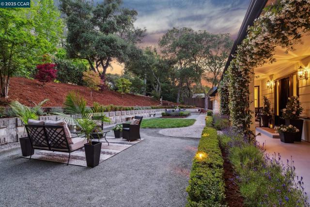 6 Greenwood Ct, Orinda CA: https://media.crmls.org/mediaz/dfe1116d-85f5-41ba-b578-c3ae2e828ac2.jpg