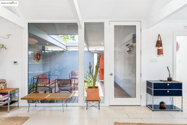 4003 Santa Fe CT, Concord CA: https://media.crmls.org/mediaz/dfe13d85-2ac1-41fe-a9e5-79631b9af9d7.jpg