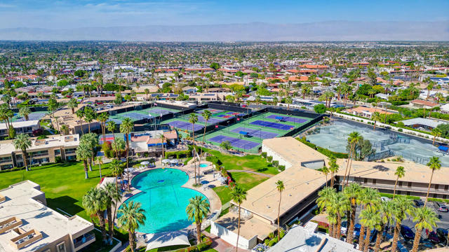 73879 Club Circle Dr, Palm Desert CA: https://media.crmls.org/mediaz/dfe1b574-7644-4c11-a900-a5f2a2d77b3c.jpg