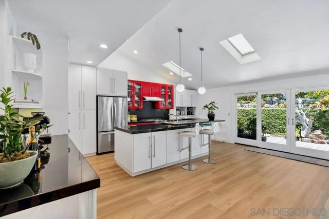 7645 Caminito Coromandel, La Jolla CA: https://media.crmls.org/mediaz/dfe22ac9-518d-489f-8881-9297e72a2559.jpg