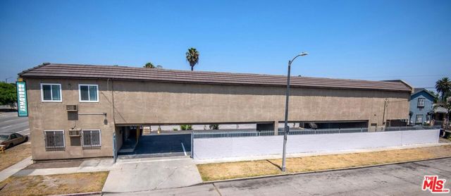 241 W 105th Street, Los Angeles CA: https://media.crmls.org/mediaz/dfe2403f-b50f-4095-af27-9d8572d2bd98.jpg