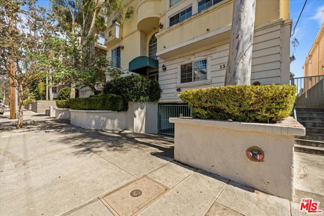 1342 N Sierra Bonita Avenue, West Hollywood CA: https://media.crmls.org/mediaz/dfe2562d-f1f3-47f8-ae6e-cc14f70daf25.jpg