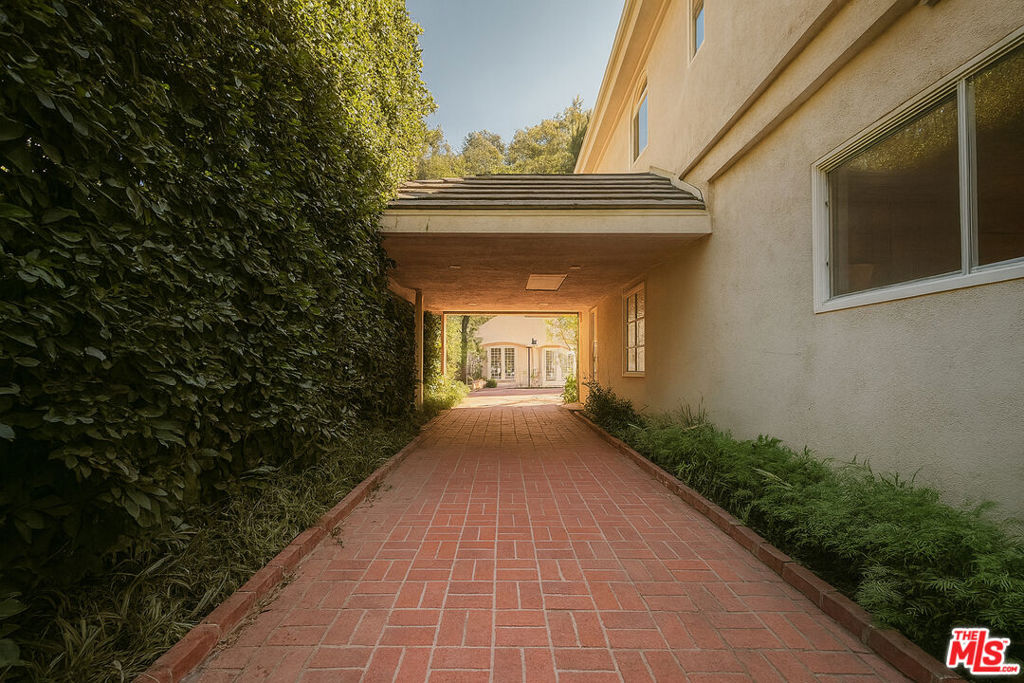 https://media.crmls.org/mediaz/dfe25c8c-d5e9-40e4-826d-48753eb34ae3.jpg?preset=X-Large