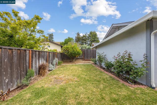 5571 Sepulveda Ct, Concord CA: https://media.crmls.org/mediaz/dfe3ff32-18bd-4d87-a401-1fc9148b1988.jpg