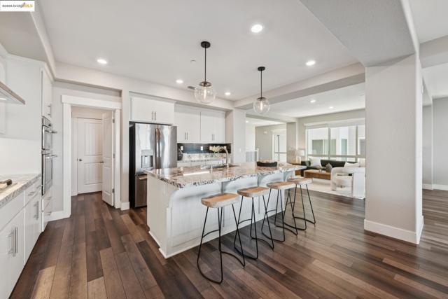 6757 Skyview Dr, Oakland CA: https://media.crmls.org/mediaz/dfe407dd-20d6-4985-9834-37f0c7d3728b.jpg
