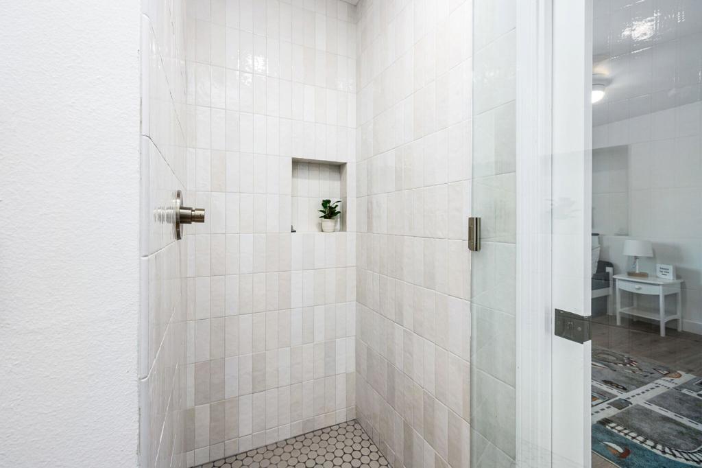 https://media.crmls.org/mediaz/dfe5187c-0211-49d4-ad5f-e52f7d0be3b4.jpg?preset=X-Large