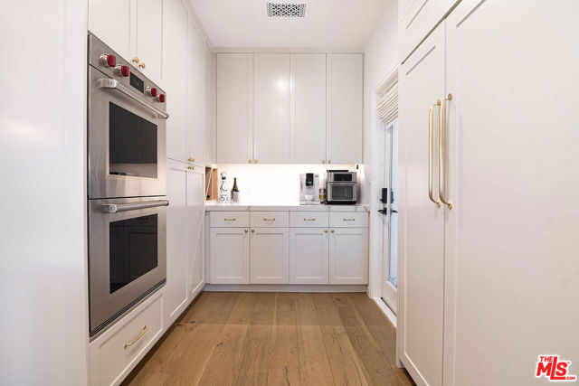 342 N Citrus Avenue, Los Angeles CA: https://media.crmls.org/mediaz/dfe57359-8d2e-42d6-8b4f-07f671498ac4.jpg